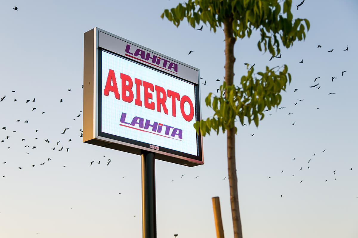 Pantalla LED publicitaria en gasolinera de Murcia