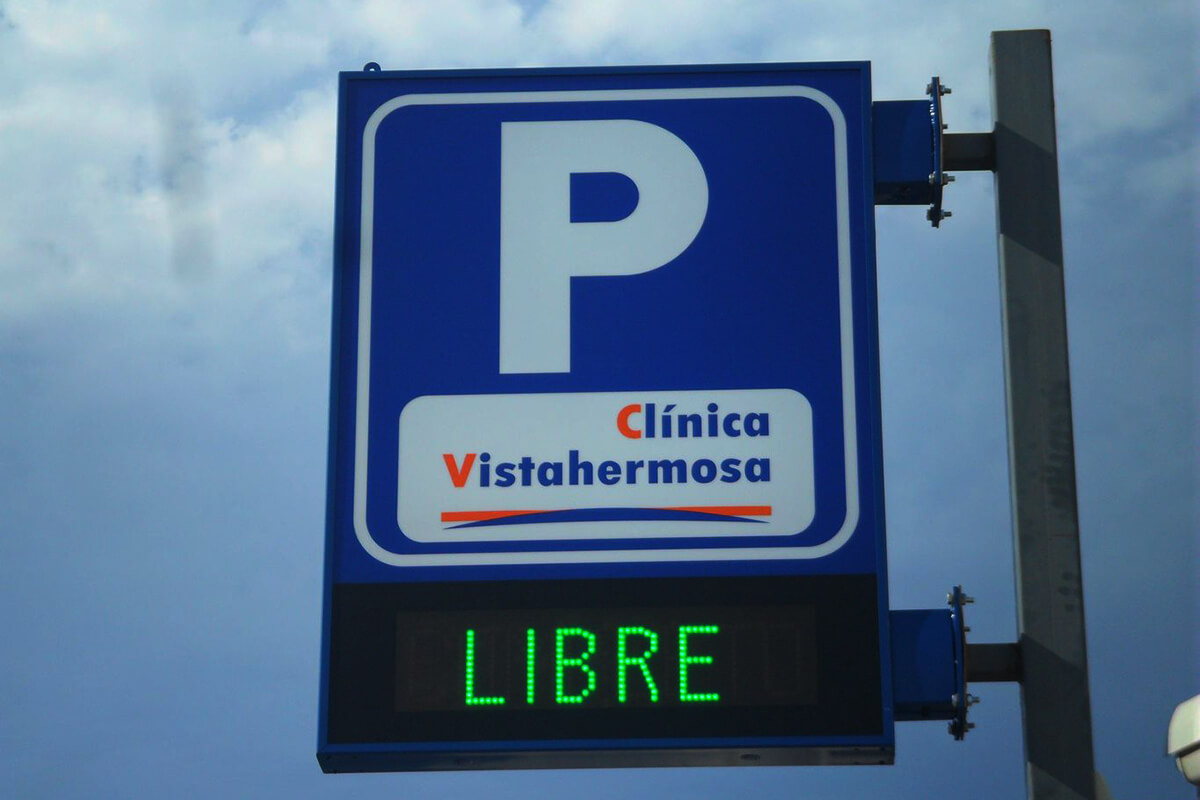 Banderola retroiluminada con pantalla libre-completo en aparcamiento Clínica Vistahermosa