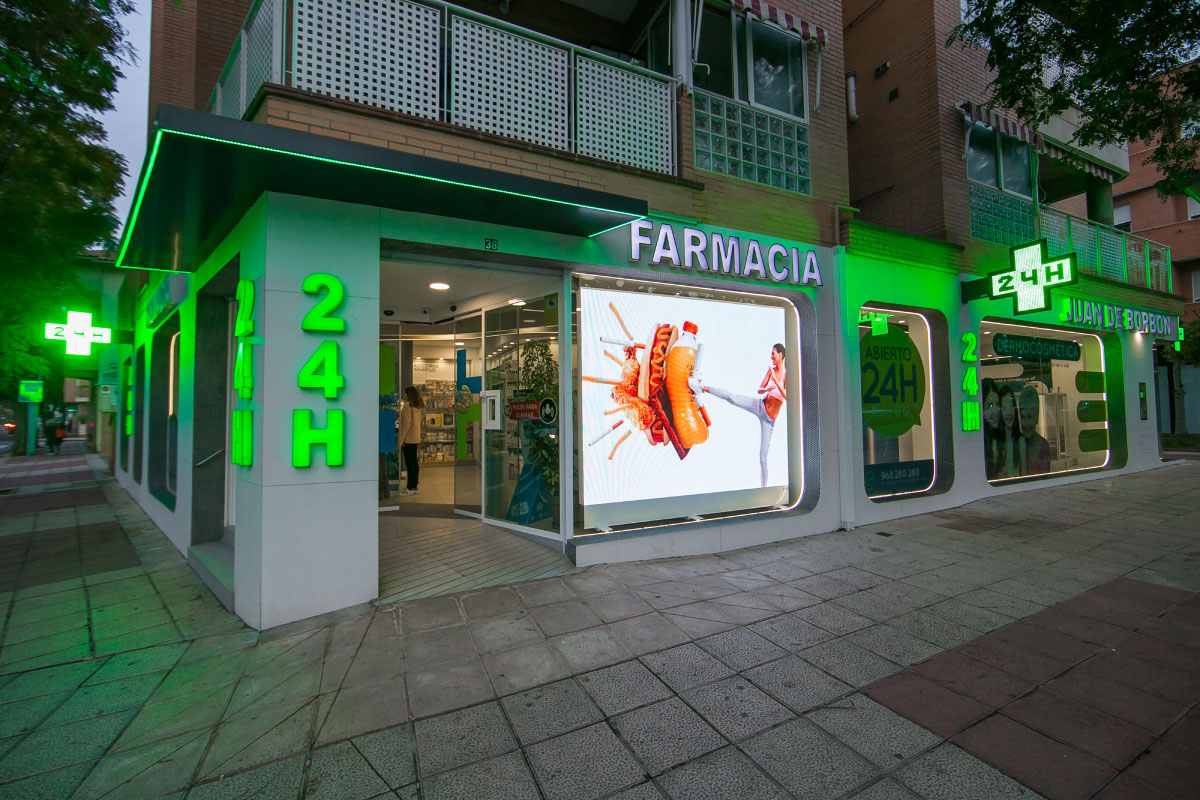 Triple cruz de farmacia modelo Anzo y pantalla de escaparate LED en la Farmacia Juan de Borbón