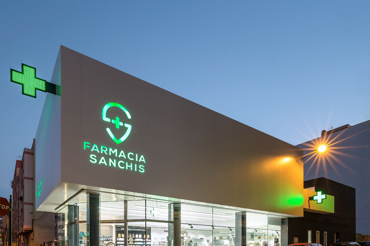 Doble cruz de farmacia LED Anzo en la vanguardista fachada de la Farmacia Sanchis Ribarroja – Valencia