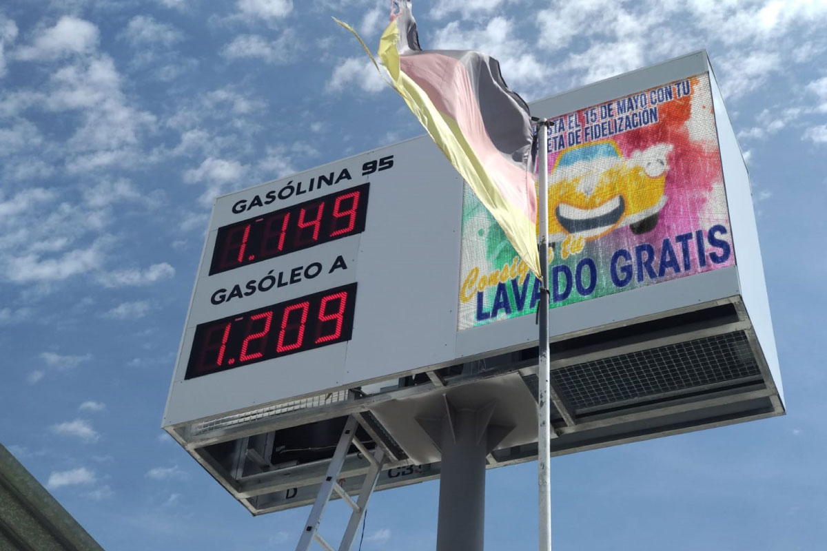 Doble preciario LED de 30cm y pantalla Full Color p6 en Gasolinera Formentera
