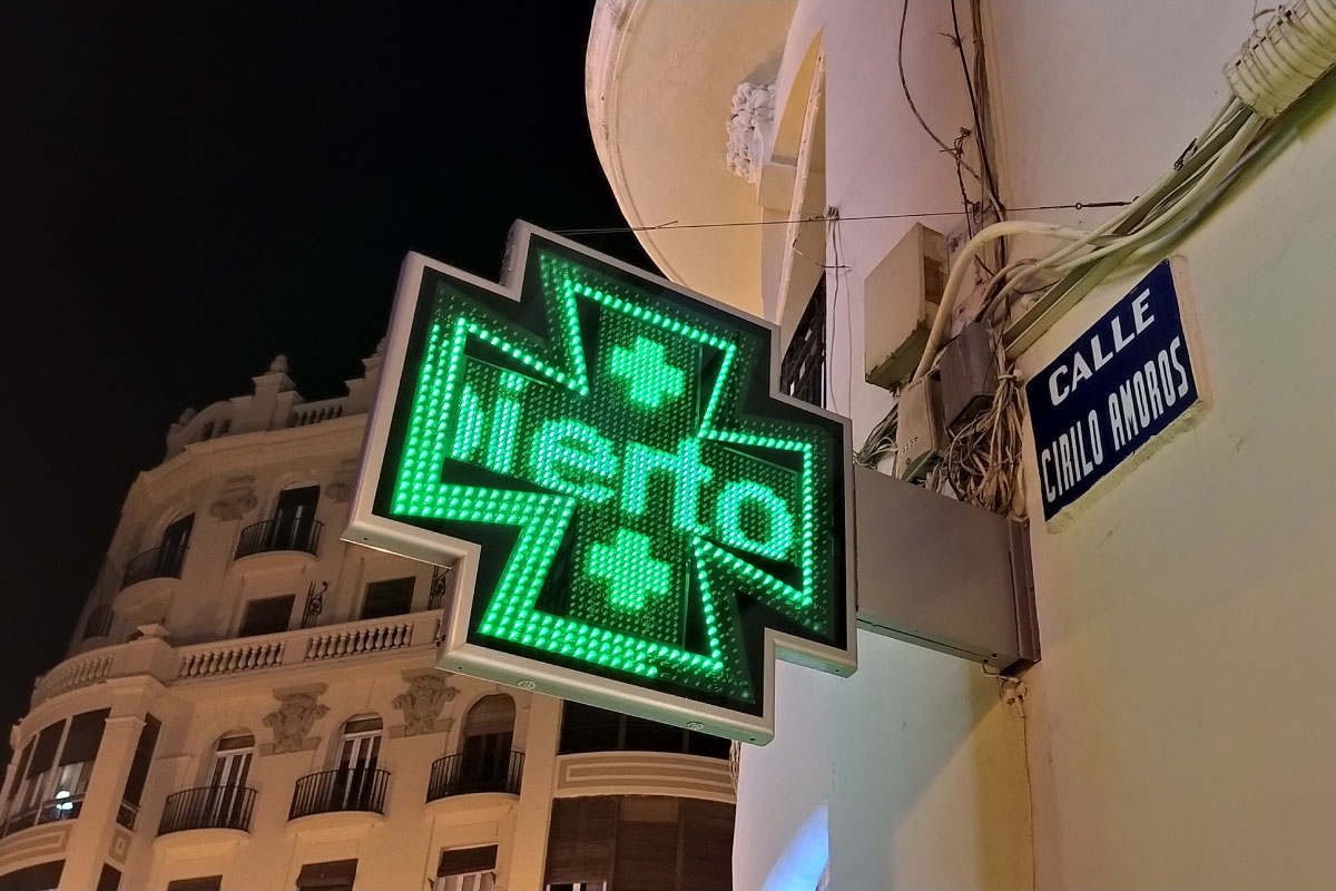 Doble cruz de farmacia LED modelo Milán en la farmacia del Mercado de Colón – Valencia