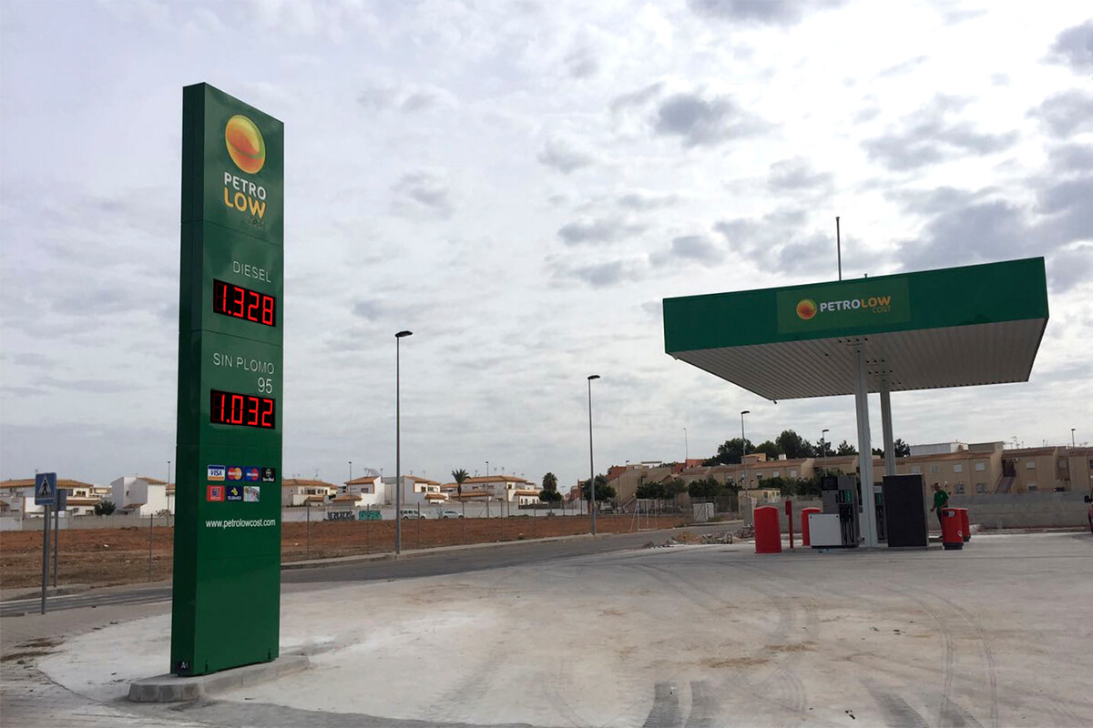 Displays de combustible led en gasolinera de Alicante