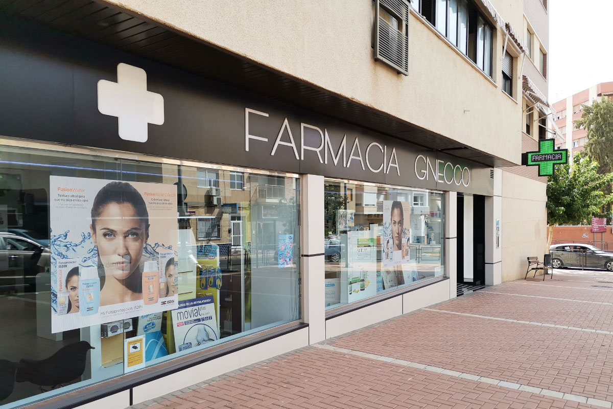 Cruz de farmacia LED modelo Bolonia 90 en la Farmacia Gnecco – Murcia
