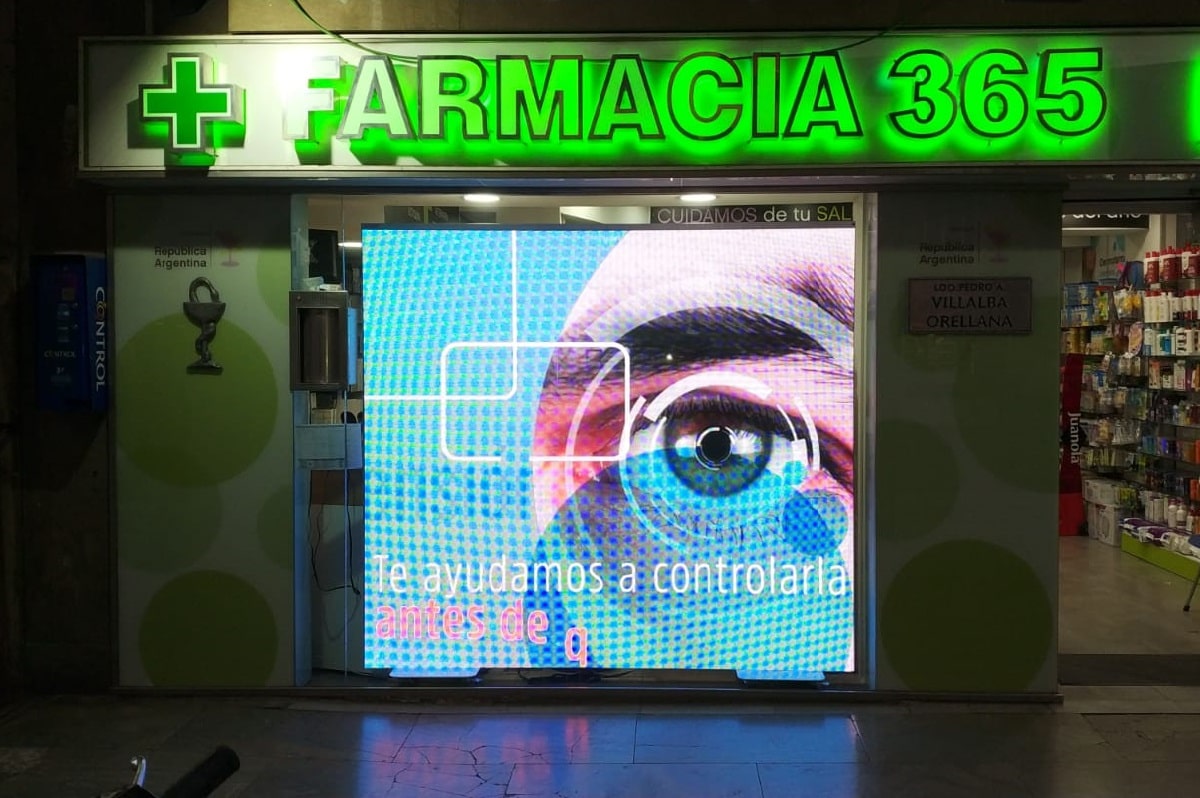 Pantalla LED publicitaria en Farmacia