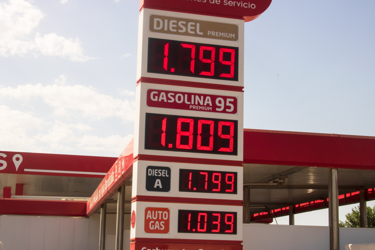 Precios de combustible led en monolito de gasolinera GPS