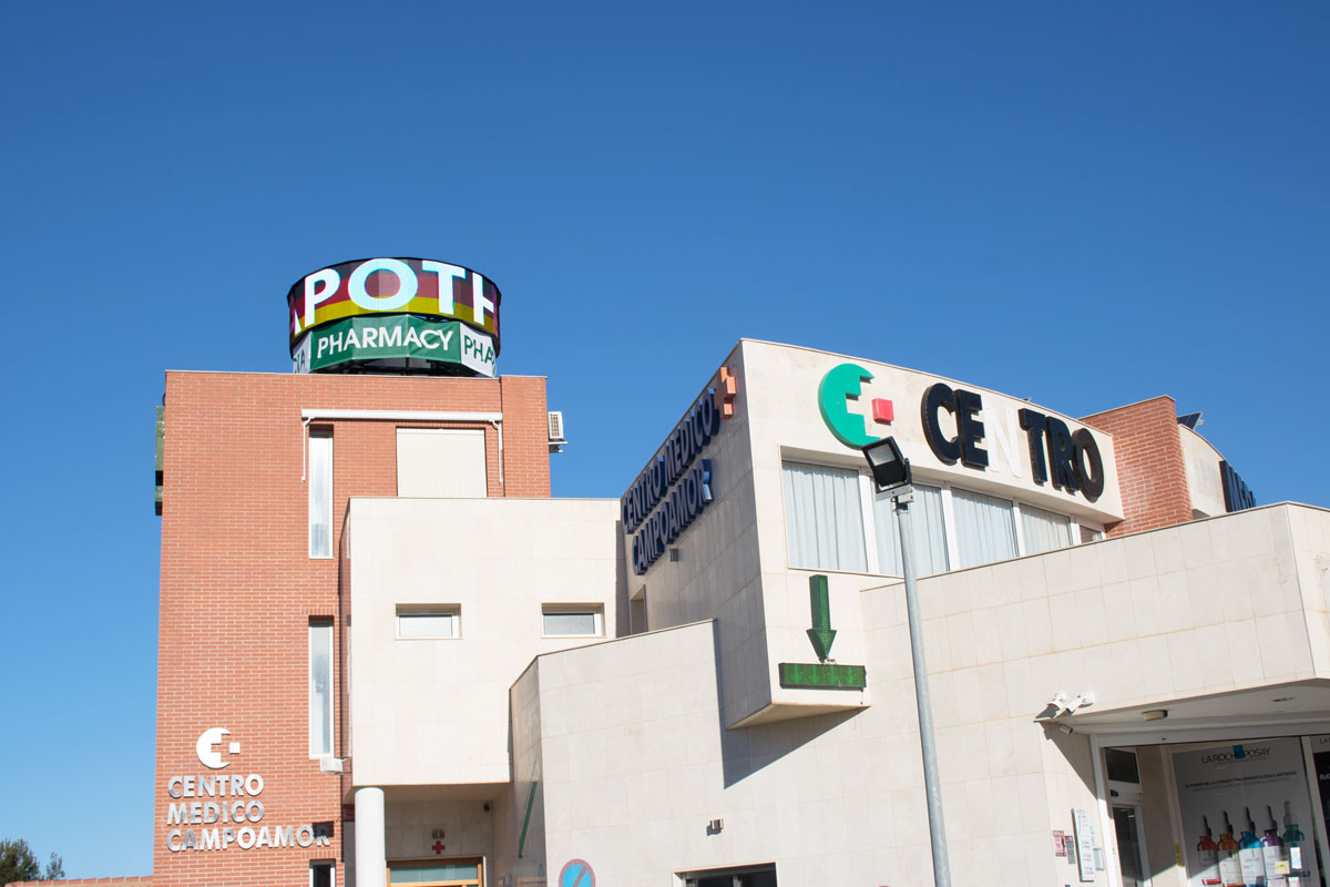Pantalla LED circular en Farmacia de la costa de Alicante