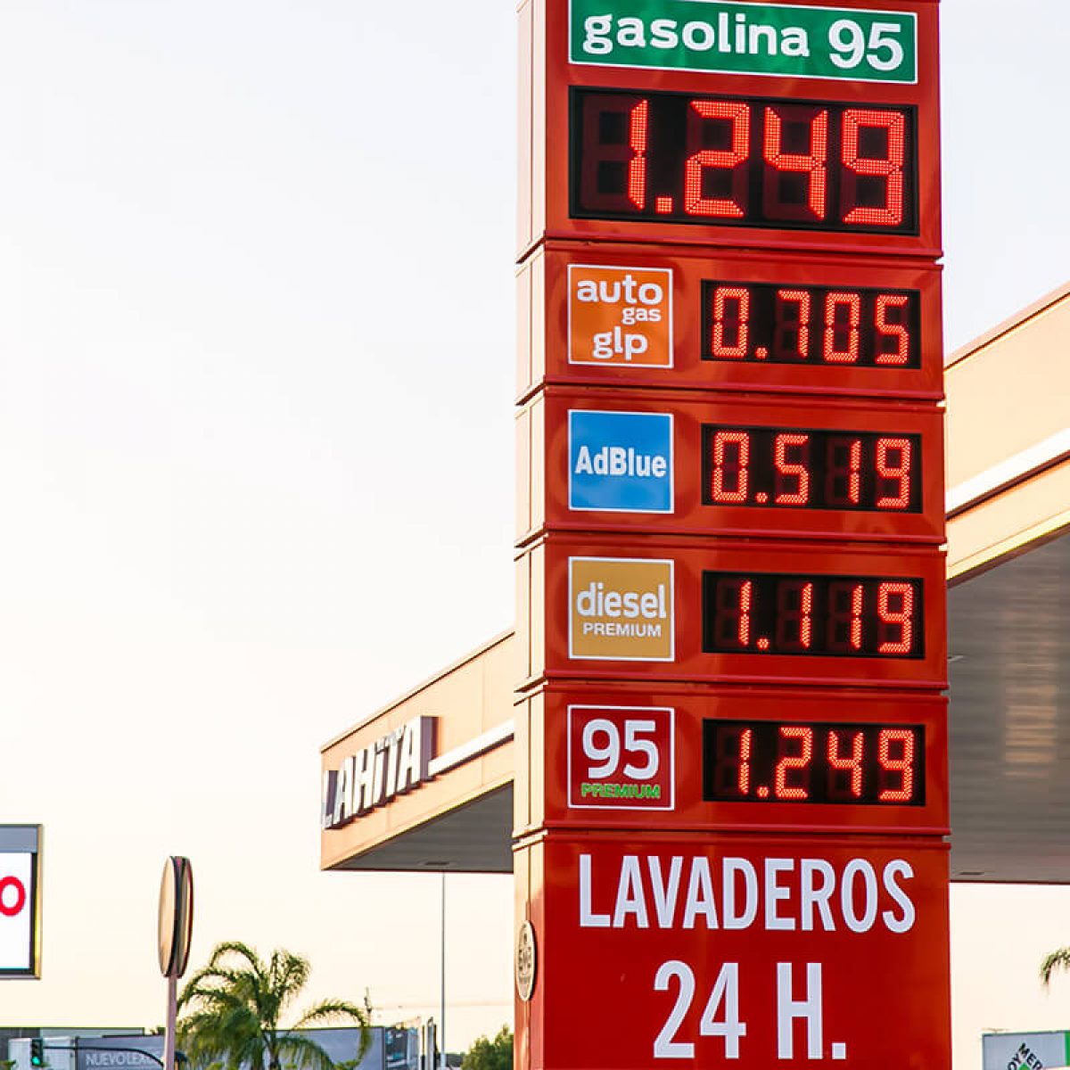 Preciarios de combustible LED en gasolinera de Murcia